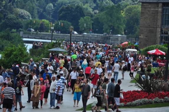 Movimento de turistas em Niagara Falls, na fronteira do Canadá e Estados Unidos